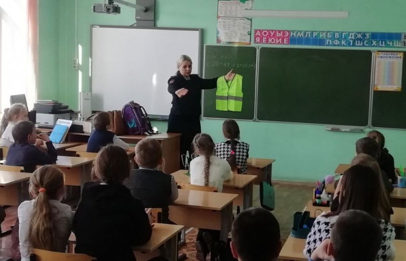 Региональные полицейские проводят мероприятия с детьми, направленные на соблюдение ими мер личной и дорожной безопасности